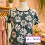 تیشرت لاغر اندام یقه گرد زنانه طرح بابونه درشت با زمینه سبز ماشی