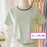 تیشرت لاغر اندام یقه گرد زنانه طرح گل های بابونه ریز با زمینه سبز سدری