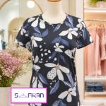 تیشرت لاغر اندام یقه گرد زنانه طرح گل های سفید و درشت با زمینه سورمه ای