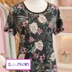 تیشرت لاغر اندام یقه گرد زنانه طرح برگ و گل گلبهی با زمینه سورمه ای